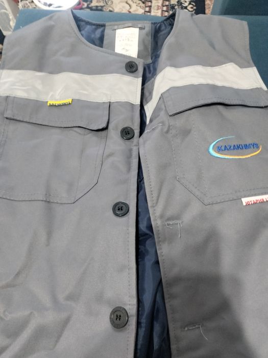 Продам жилетку серую