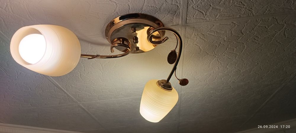 Продам люстру цвет золото