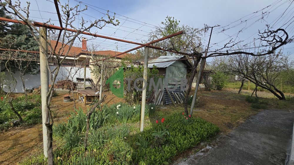 Здрава триетажна къща в село Загоре