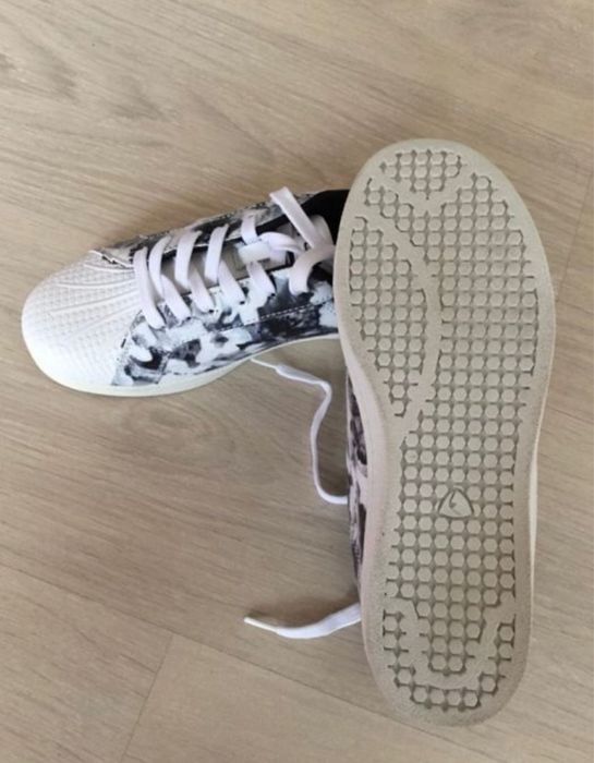 Vând adidași super comozi(37).