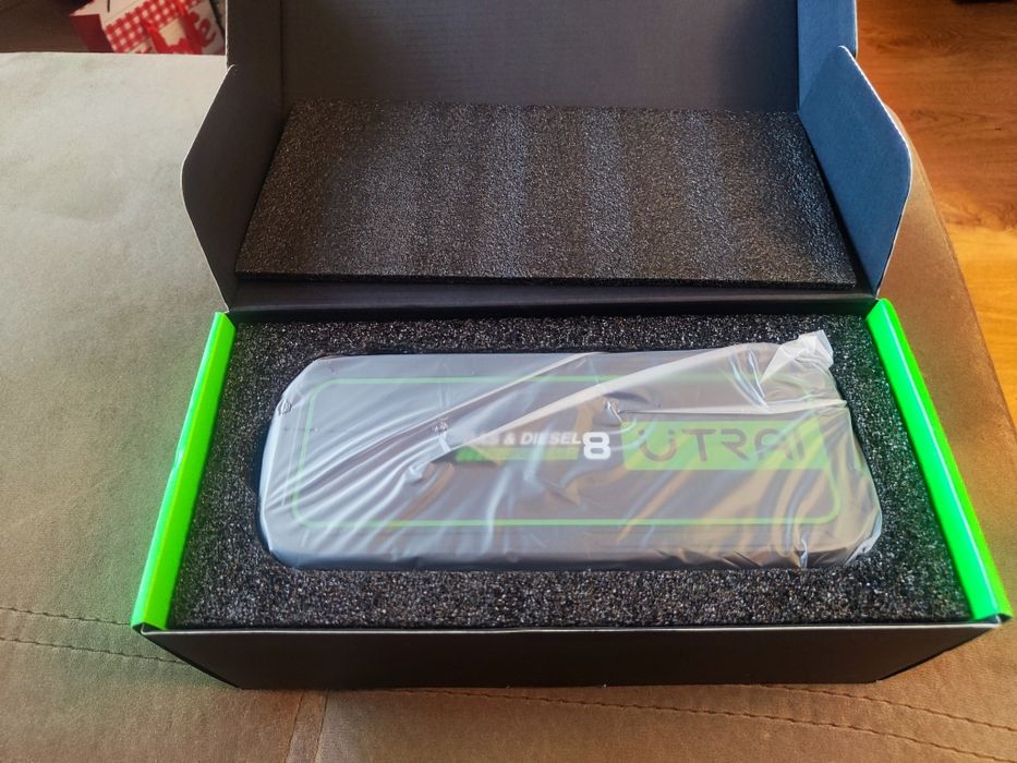 UTRAI Jump Starter JS-8 стартерно устройство