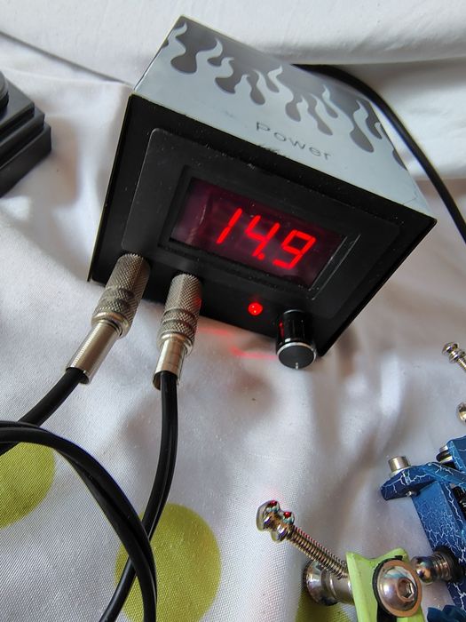 Aparat de tatuat cu pedală și sursa de alimentare