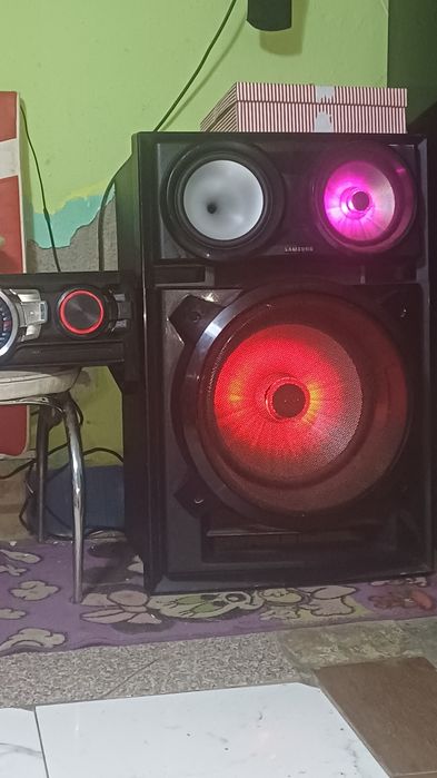 Boxe samsung FS9000 de vinzare in stare foarte bună are un bass extrao