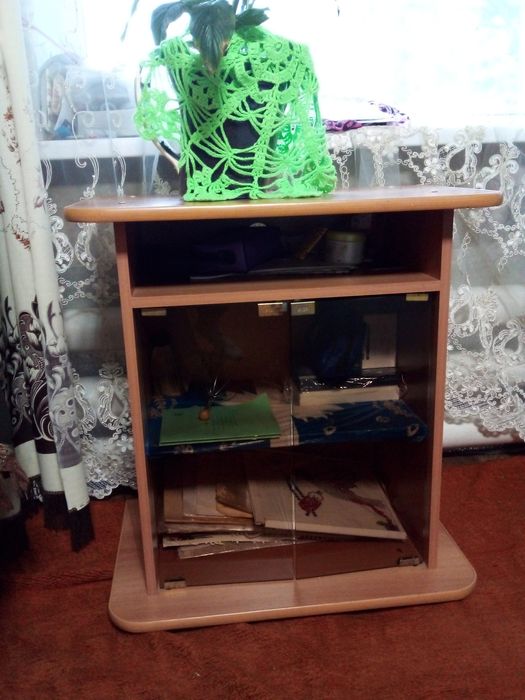 Продам столик под телевизор