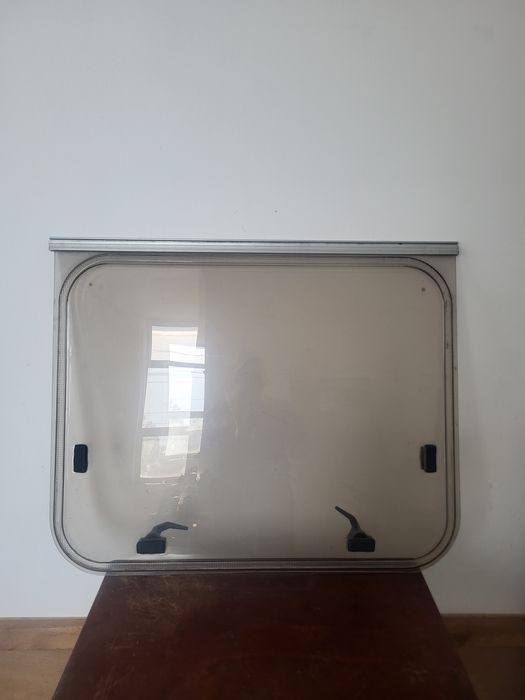 Vand geamuri rulota am mai multe modele.