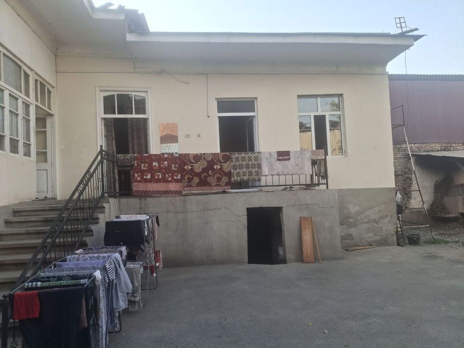 Hovli uy sotiladi