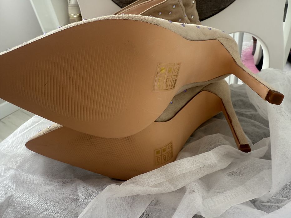 Велурени бежови боти с камъни