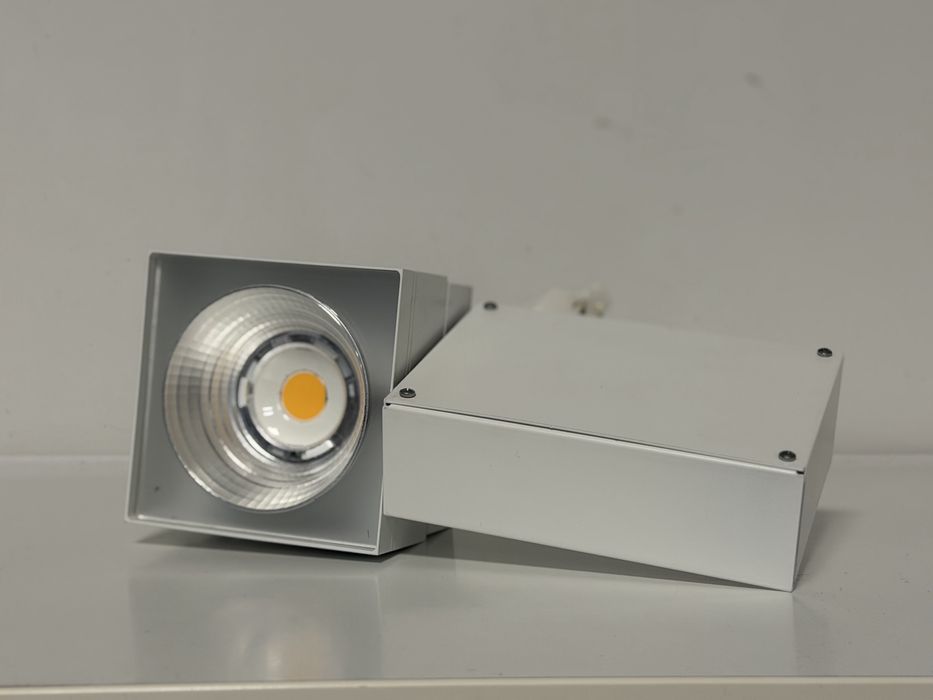 Plafoniera led pe sina