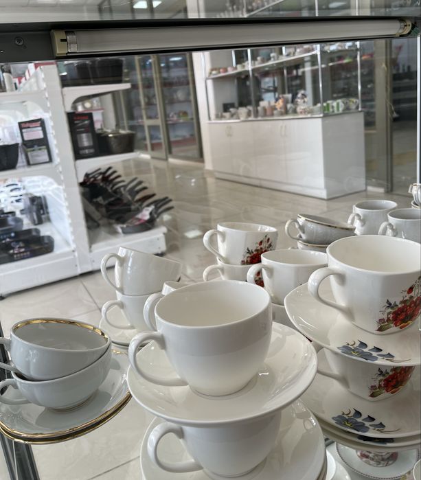 Продам стеклянные витрины 2 шт  со столом