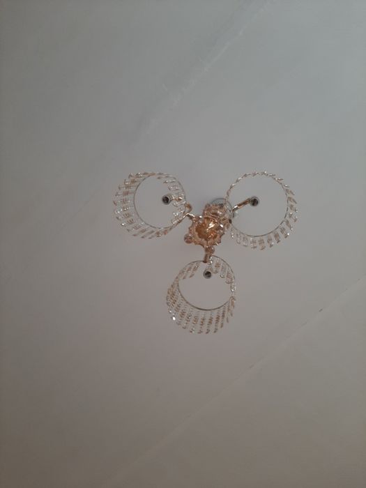 Продаётся люстра.