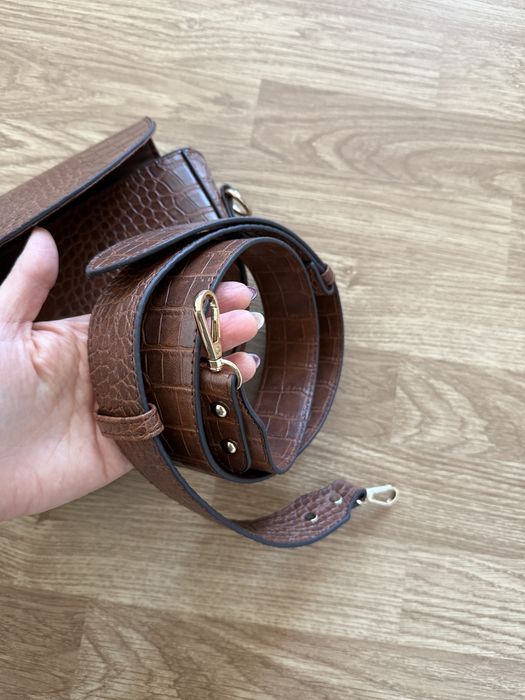 Бяла дамска чанта и кафява дамска чанта с дълга дръжка