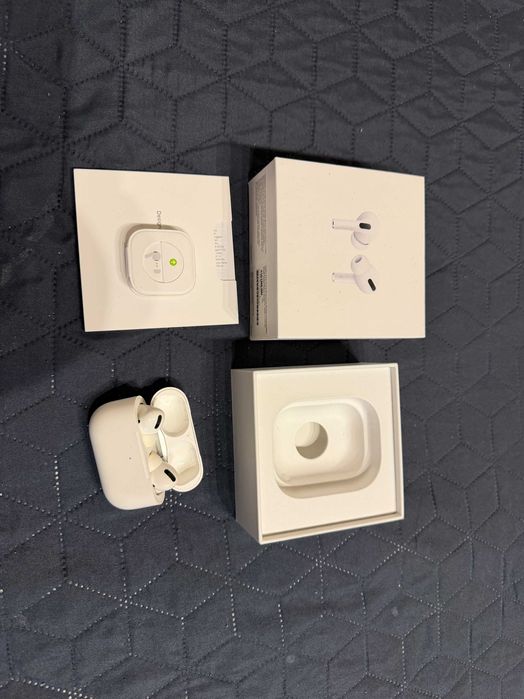 Apple AirPods Pro — отлично състояние, оригинал + заряден кейс