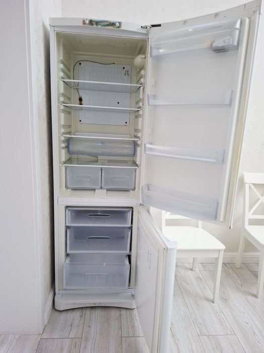 Продам холодильник Indesit за 27000