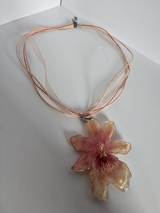 Нежно колие с естествен цвят на орхидея Камбрия и епоксидна смола