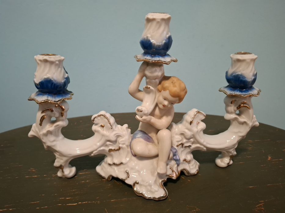 Sfesnic din portelan fin cu trei brate