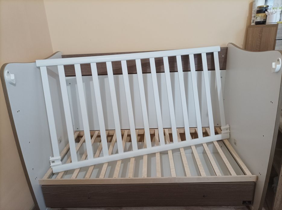 Продавам бебешко легло