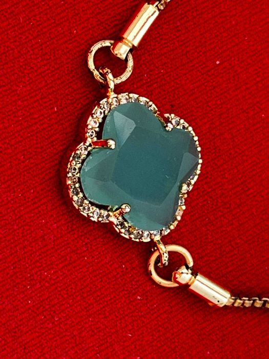 Златиста гривна Swarovski с зелена детелина
