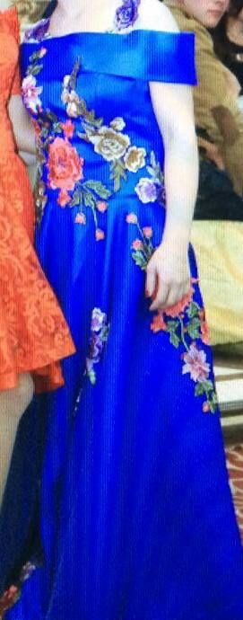 Vecherniya ko'ylak gullari qo'l ishida bezalgan