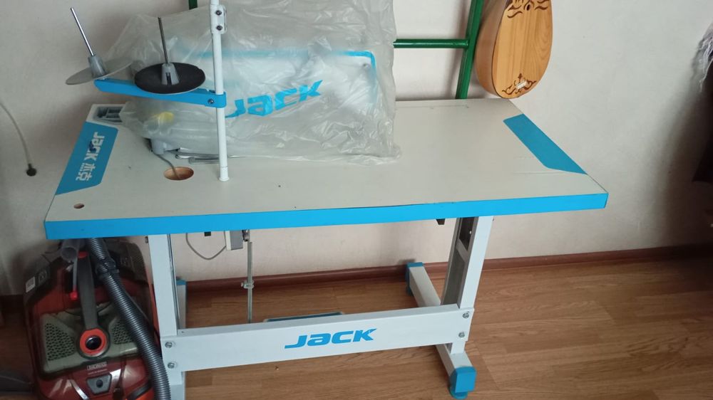 Продам пром.машинку Jack f4