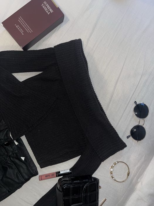 Top pulover negru pe umeri