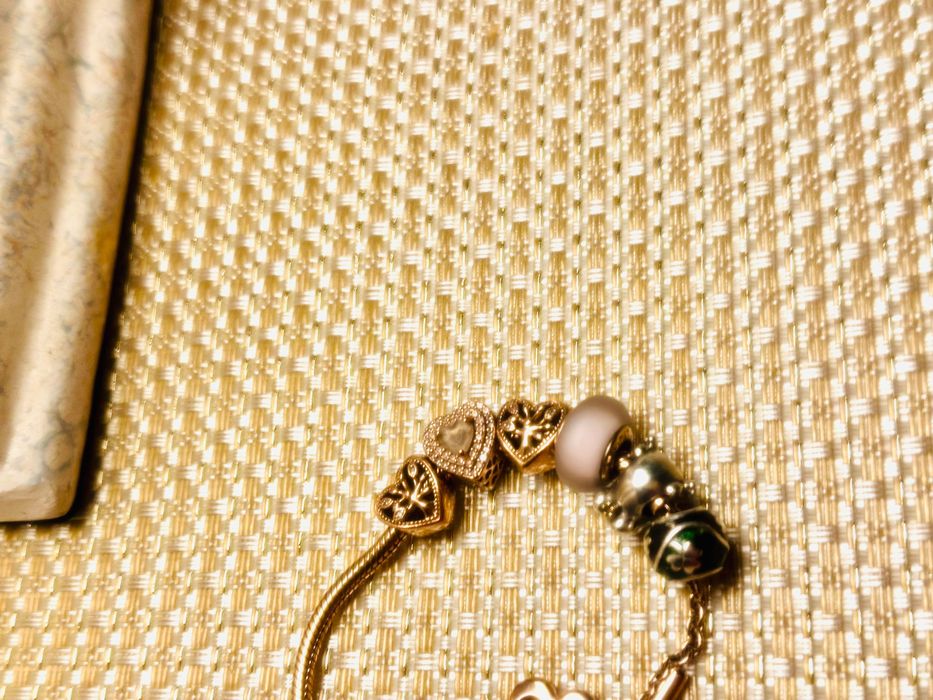 Гривна пандора с висулки розово злато