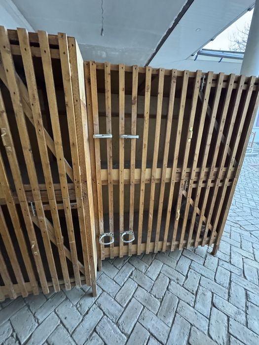 Деревянные клетки для петухов и куриц