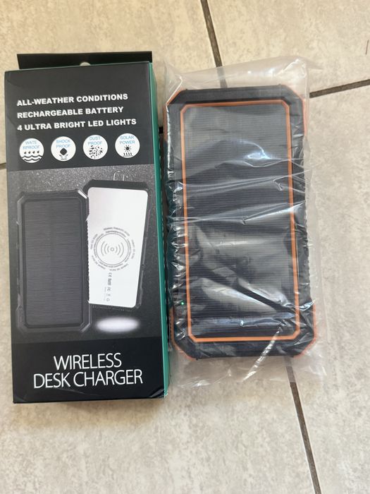 baterie externă solară (power bank) rugged pentru exterior, echipată cu panou solar, încărcare wireless și lanternă LED.