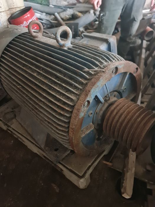 Vand motor 315 kw . Stare impecabila . 10 000 plus TVA