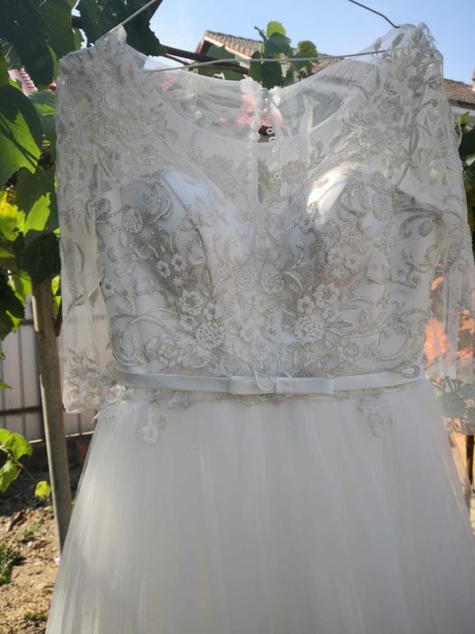 Vand rochii pentru evenimente