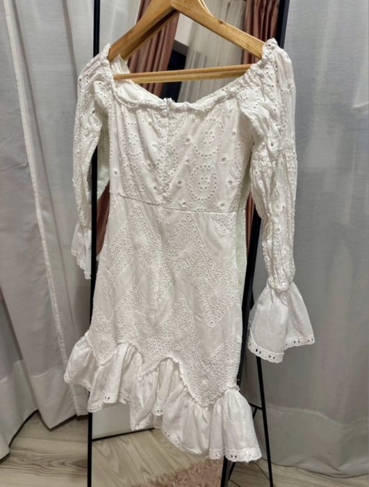 Rochie albă din broderie spartă englezească volanase maneci bufante XS