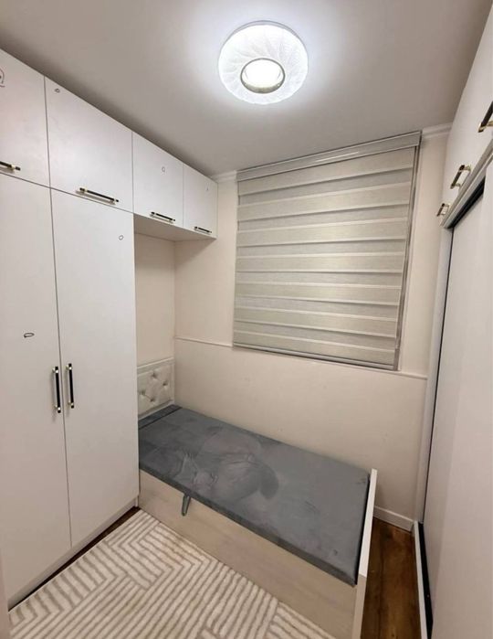 Чиланзар 9.  1в2 комнатная 3этаж кирпич. Балкон 2х3