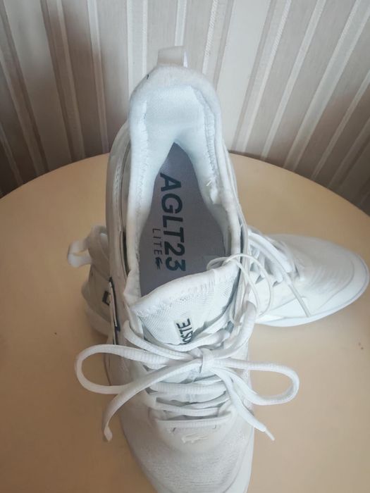 Продам женские кроссовки Lacoste