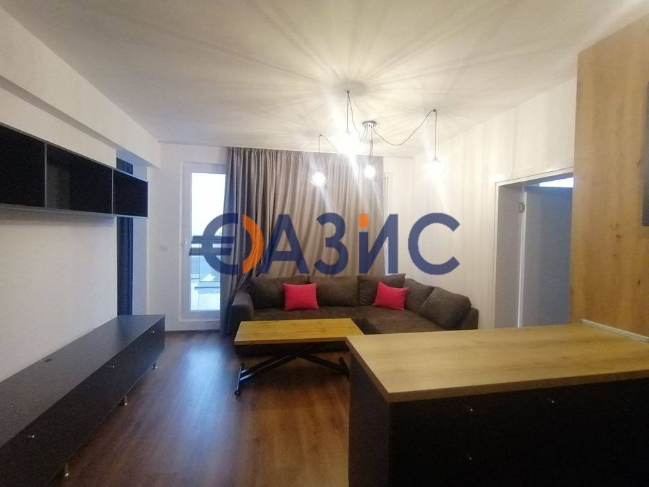 Два 2-стайни апартамента на 4-ти етаж със страничен изглед към морето