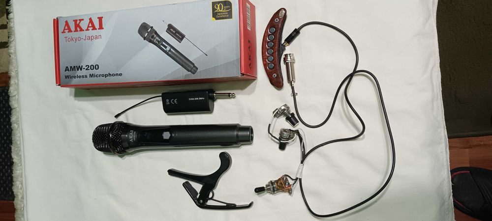 Vând chit doză chitară kna cu potențiometru vol și ton, microfon wireless AKAI AMW 200, capodastru chitară acustica.