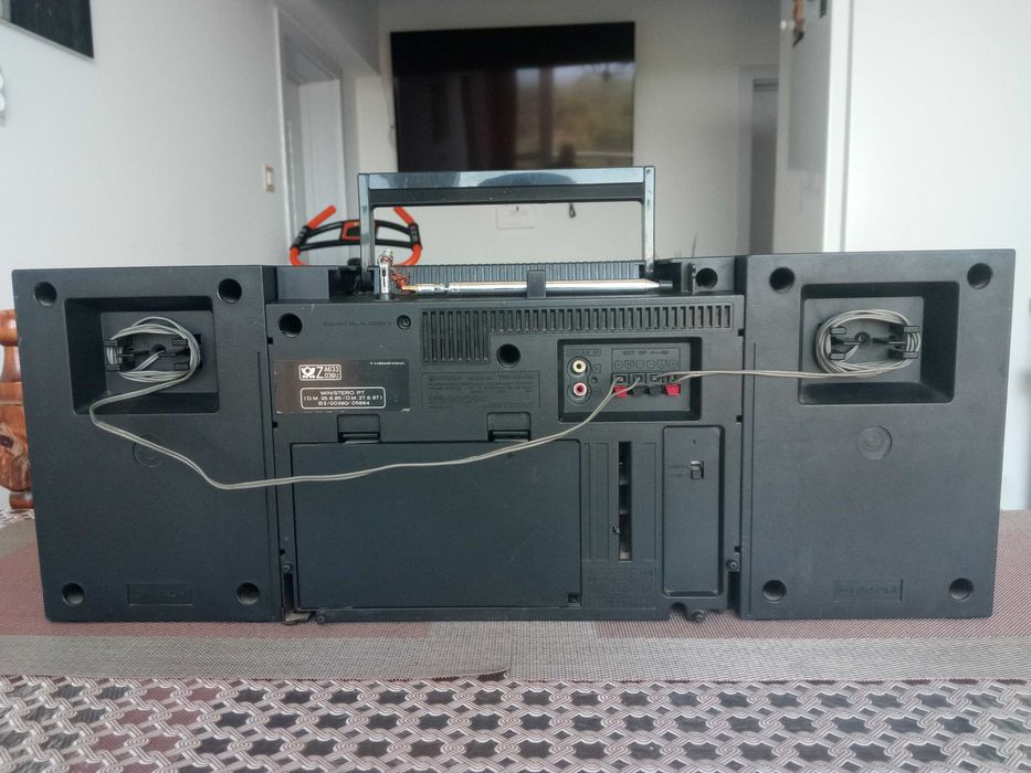 Антикварен модел радиокасетофон-Hitachi.За ремонт,майстор,части.