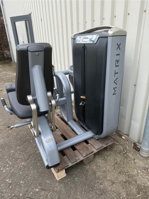 Фитнес уреди Matrix G7 предно и задно бедро