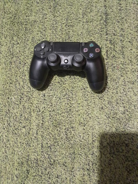 Продавам PlayStation 4