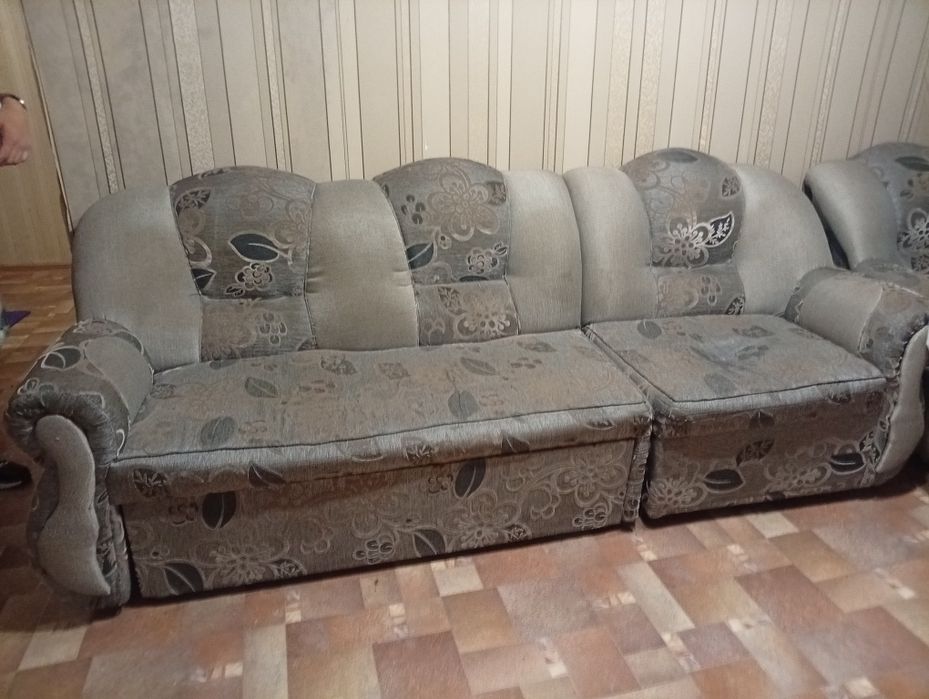 Отдам диван 2 кресла шкаф бесплатно