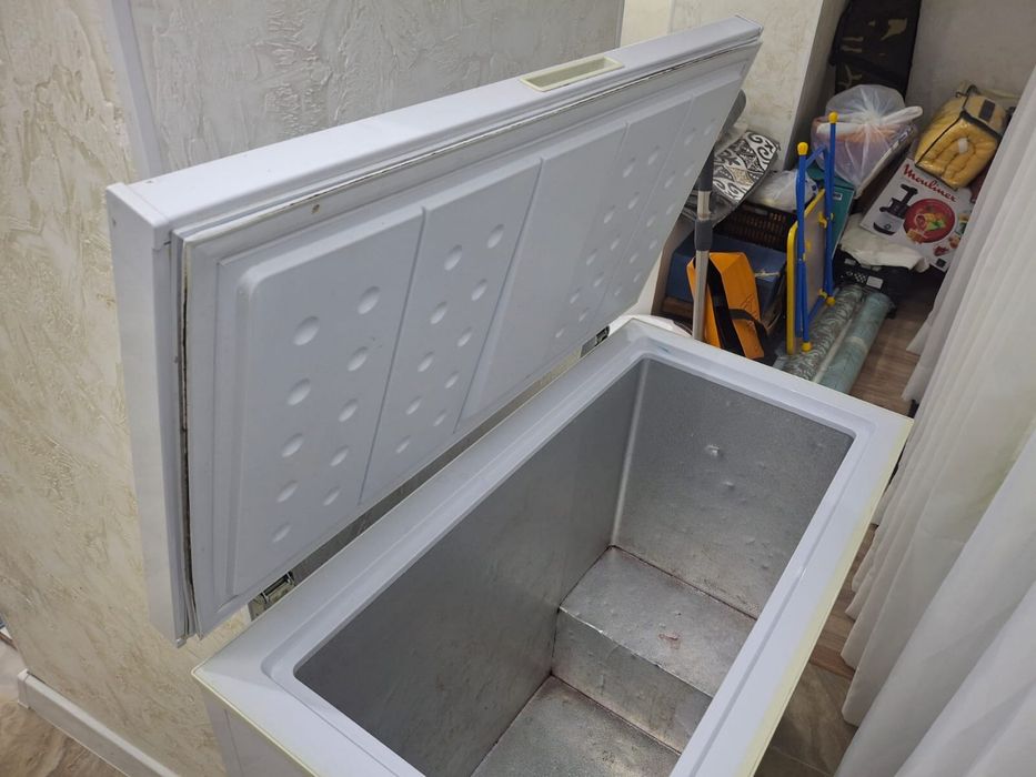 Прадаеться морозильник