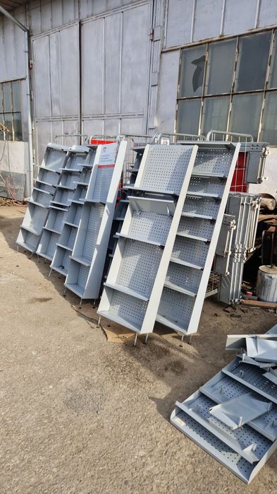 Rafturi de magazin cu agatatori spatare perforate