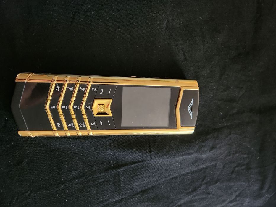 Верту телефон почти новый