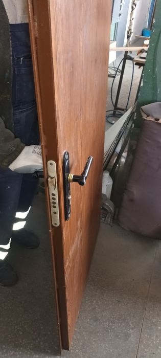 Продавам входна метална врата с ключове