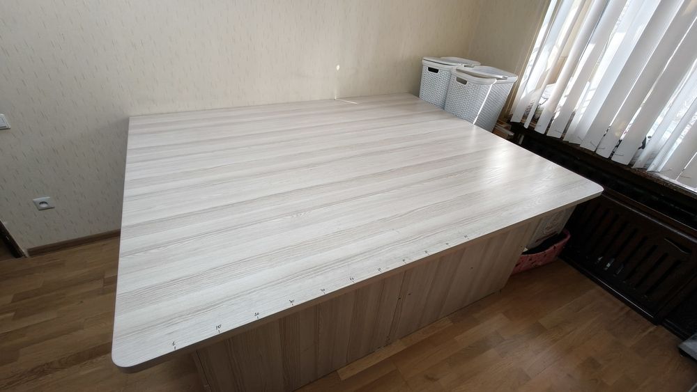 Продаётся кройный стол в отличном состоянии.