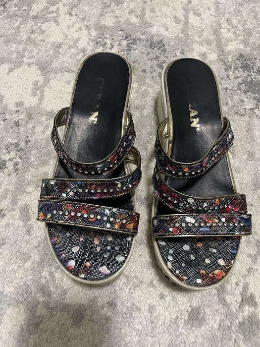 Шлепки со стразами