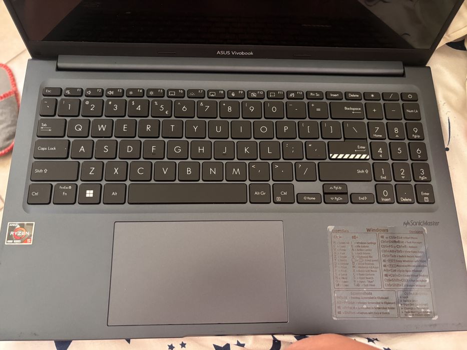 ASUS Vivobook 15 – Stare impecabilă, tastatură iluminată - Ryzen 5, 512GB