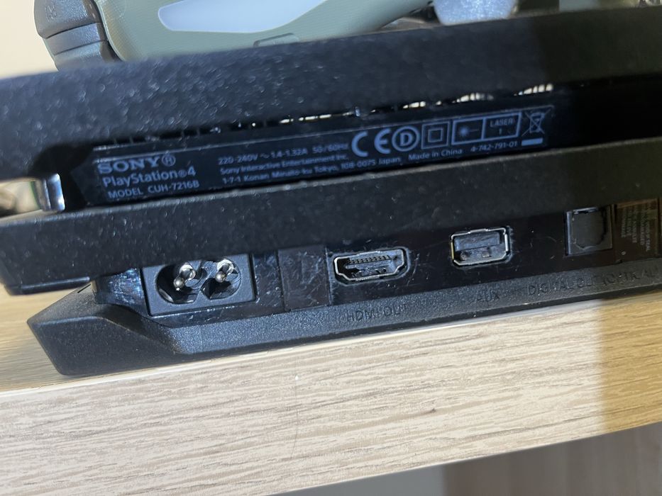 Play Station 4 PRO 1TB, cu 5 jocuri