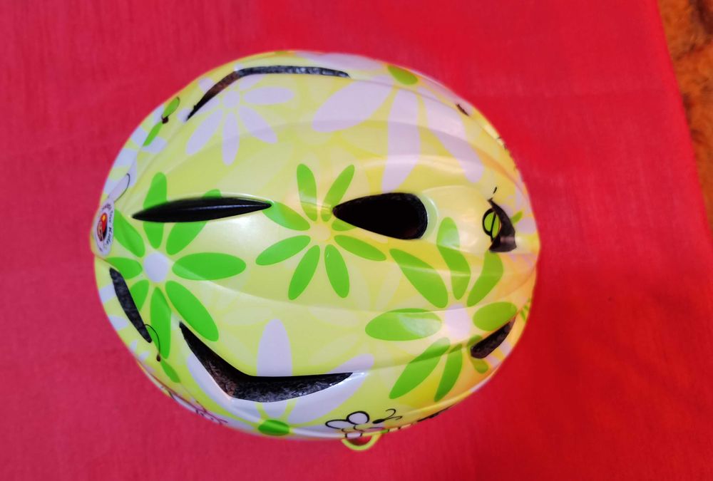 Продавам 2бр детски каски за глава