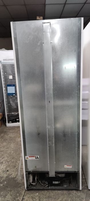 Вертикална хладилна витрина