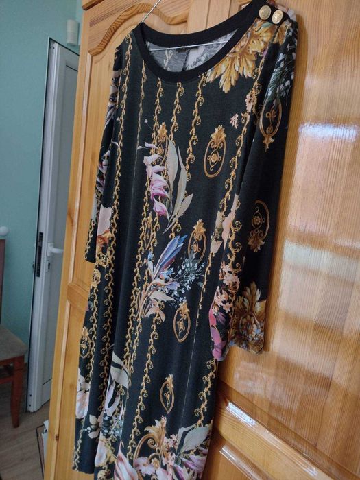 Рокля на Daphne с уникален принт и декорирани копчета!