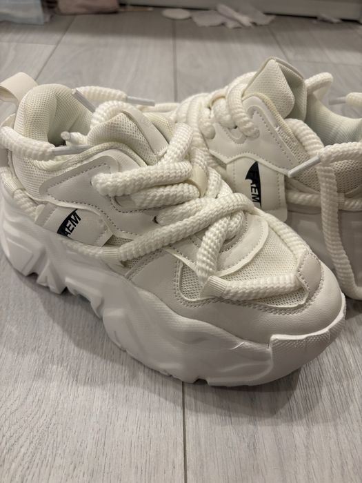 Чисто Нови обувки 20€